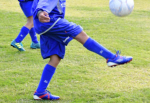 サッカーをする子供の足